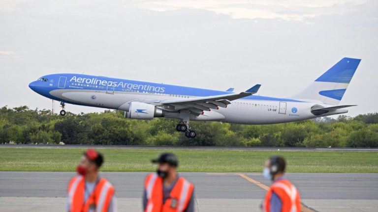 Parte hacia Rusia el vuelo que traerá el primer lote del principio activo para producir la vacuna Sputnik V en Argentina