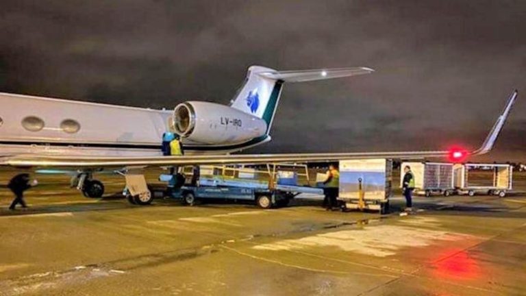 Unos 30 equipos médicos donados por Messi llevan 10 meses en depósito en el aeropuerto de Fisherton