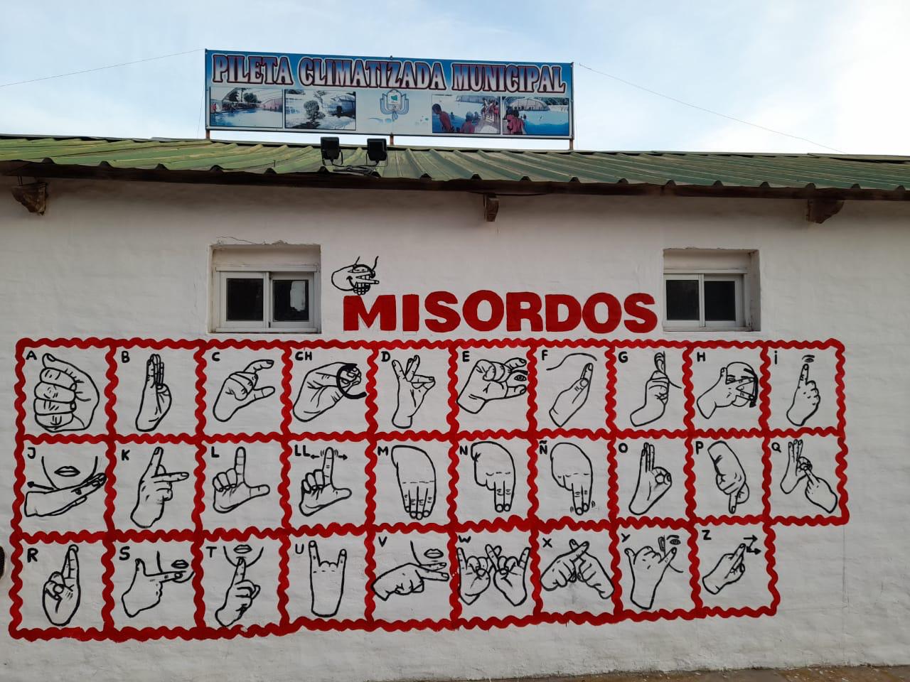 “Un ABC por más inclusión”: Pintaron un mural del alfabeto en lengua de señas en La Adela