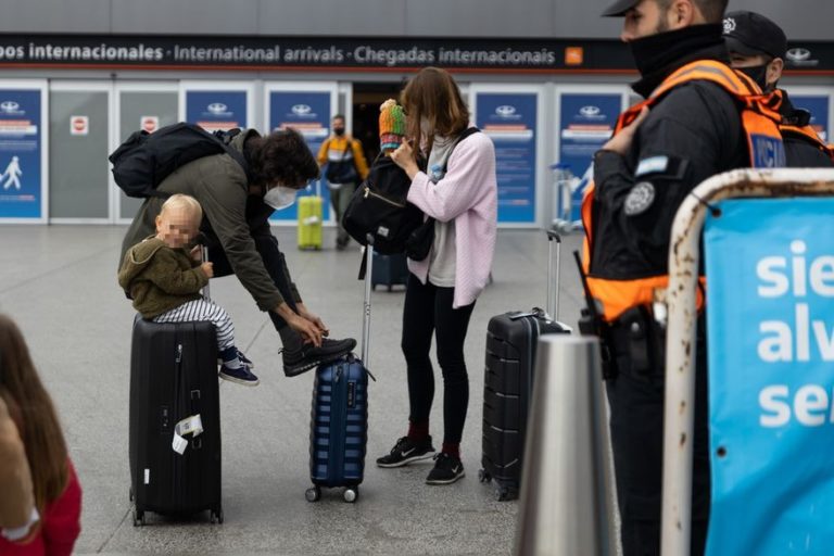 Punto por punto, las medidas para evitar las nuevas cepas: El Gobierno acota a 600 el cupo diario de personas que ingresan al país y reduce los vuelos del exterior