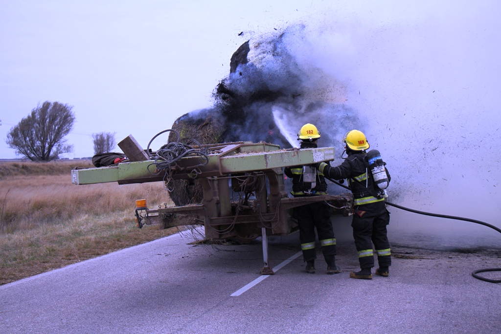 Se incendió el carretón de un camión que iba cargado con rollos en Ruta 101 entre Speluzzi y Vértiz