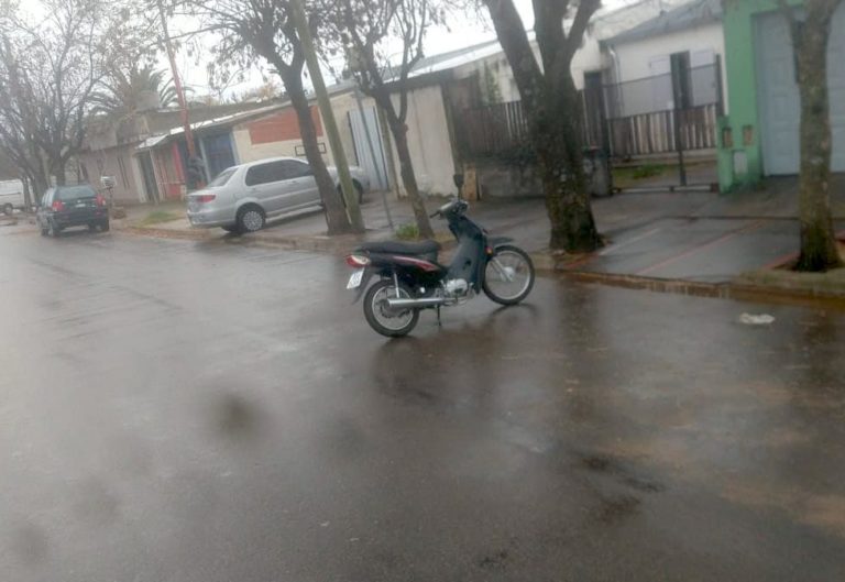 Una mujer hospitalizada al caerse de la moto en 34 y 25 bis