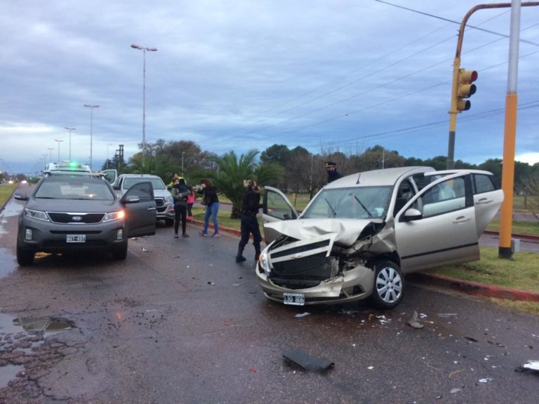 Grave hecho: Robó un auto y cuando escapaba terminó chocando dos vehículos en calle 9 y 300