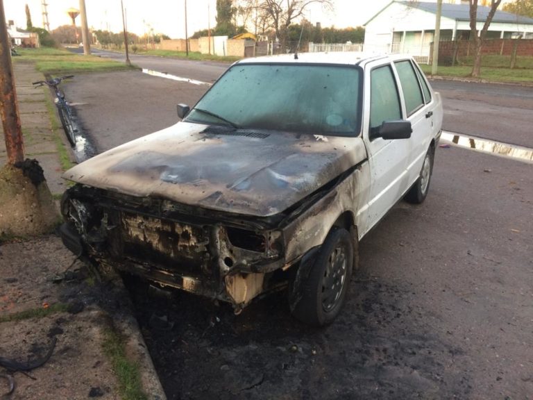 El fuego destruyó la parte delantera de un auto en barrio Malvinas