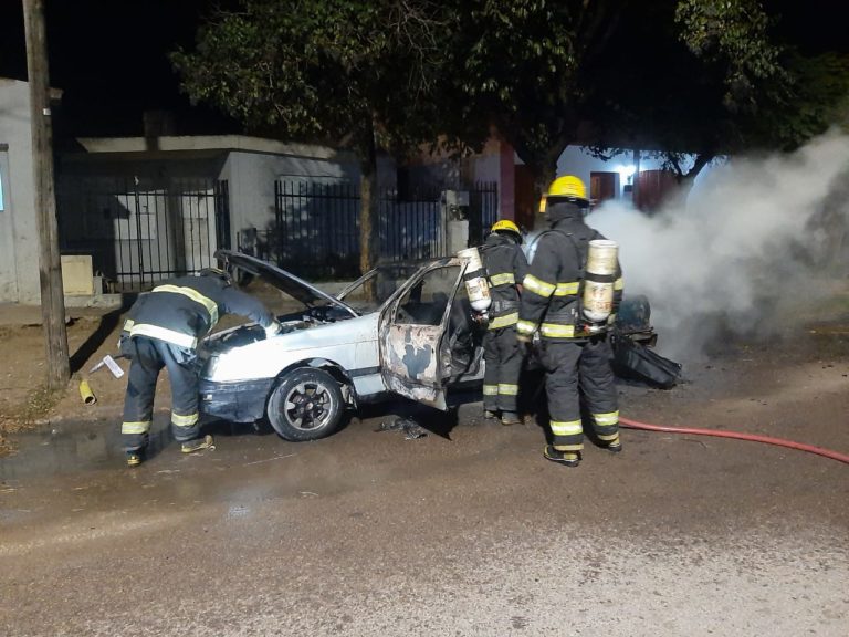 Investigan si fueron intencionales dos incendios de autos en la madrugada piquense