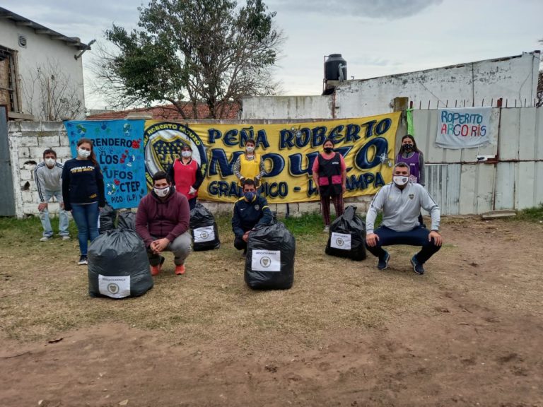 La Peña boquense “Roberto Mouzo” entregó ropa de invierno a merenderos y familias necesitadas