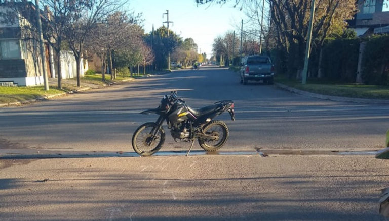Accidente en calles 115 y 22: Joven perdió el control de la moto, terminó cayendo y fue hospitalizado