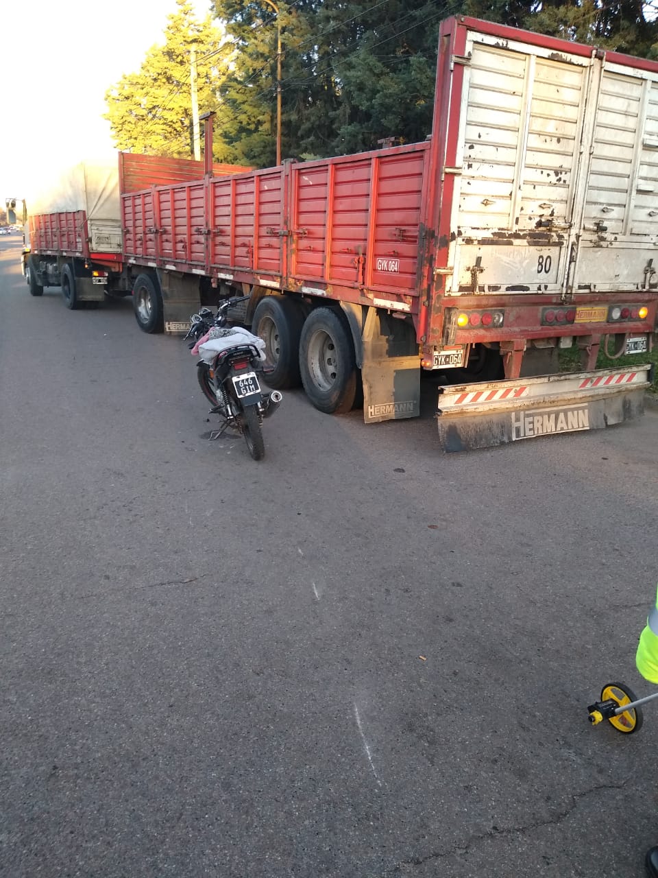 Motociclista chocó con un camión que salía de estar estacionado y fue hospitalizada