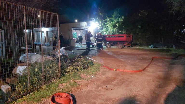 Principio de incendio en la chimenea de un quincho en 39 entre Avenida y 16
