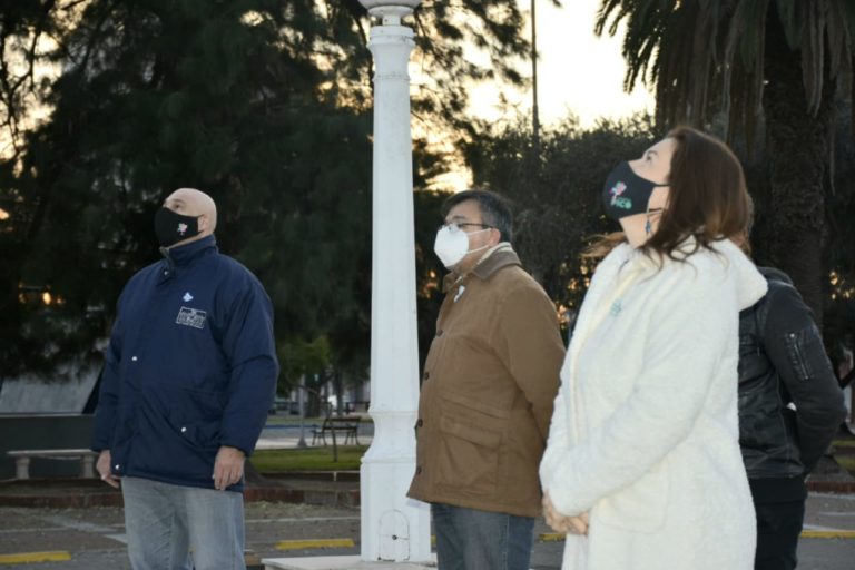 Día de la Bandera: Una comitiva oficial encabezada por Fernanda Alonso izó el pabellón nacional frente al Palacio Municipal
