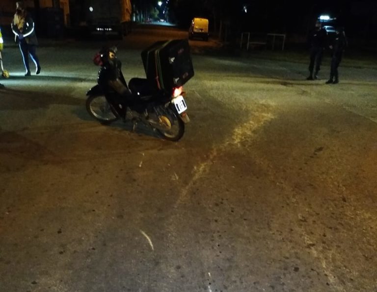 General Pico: anoche una delivery perdió el control de su motocicleta y cayó a la cinta asfáltica