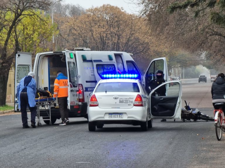 Una mujer fue hospitalizada tras caer de su moto sobre la cinta asfáltica