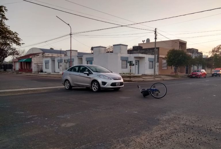 Accidente de tránsito entre una bicicleta y un auto en calle 106 y 17