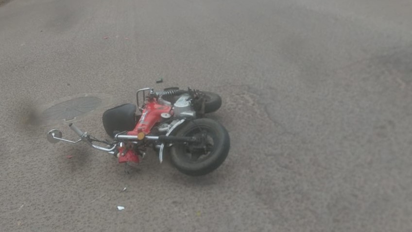 Accidente en calle 3 y 106: Una motociclista fue trasladada al Hospital