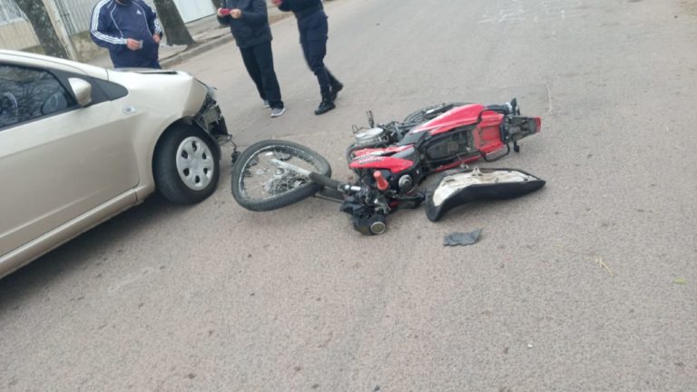 Otro accidente entre moto y auto en General Pico: Joven motociclista fue hospitalizado