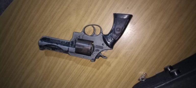 Robaron un maletín en General Pico, intentaron comprar una moto con cheques falsos y fueron demorados: En los allanamientos les secuestraron un arma de fuego, plantas de marihuana y cocaína