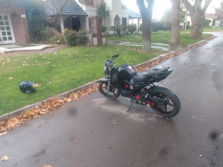 Choque en Avenida San Martín y calle 109: El conductor del auto se dio a la fuga y el motociclista fue trasladado al Hospital Gobernador Centeno