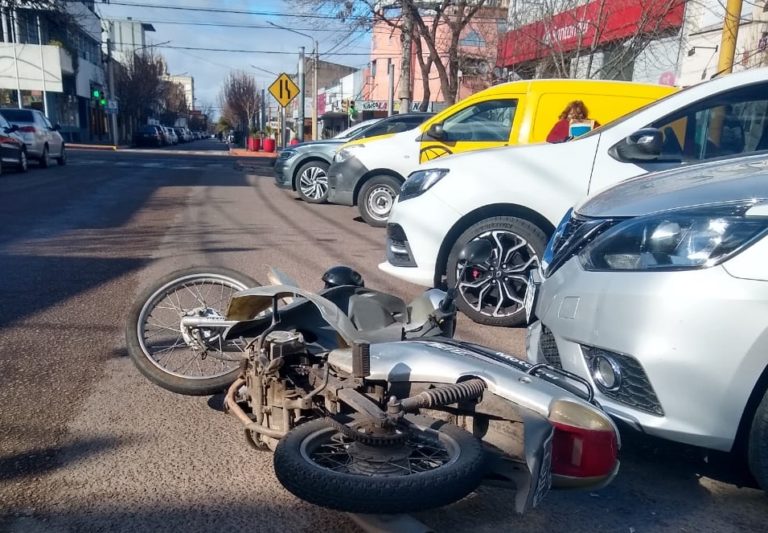 Choque en pleno centro de General Pico: Una joven motociclista fue hospitalizada