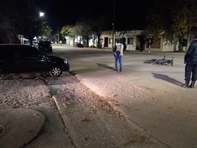 Un auto atropelló a una mujer y una niña en calle 24 esquina 3: Ambas fueron hospitalizadas