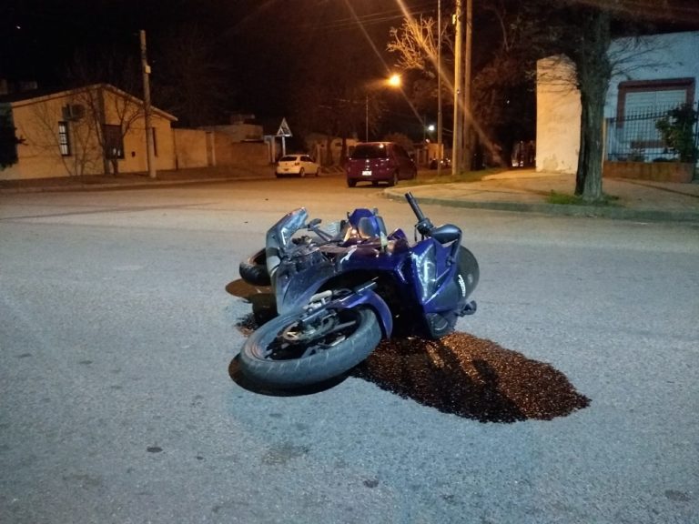 Otro fuerte choque en calle 2 y 3: Un motociclista fue trasladado al Hospital