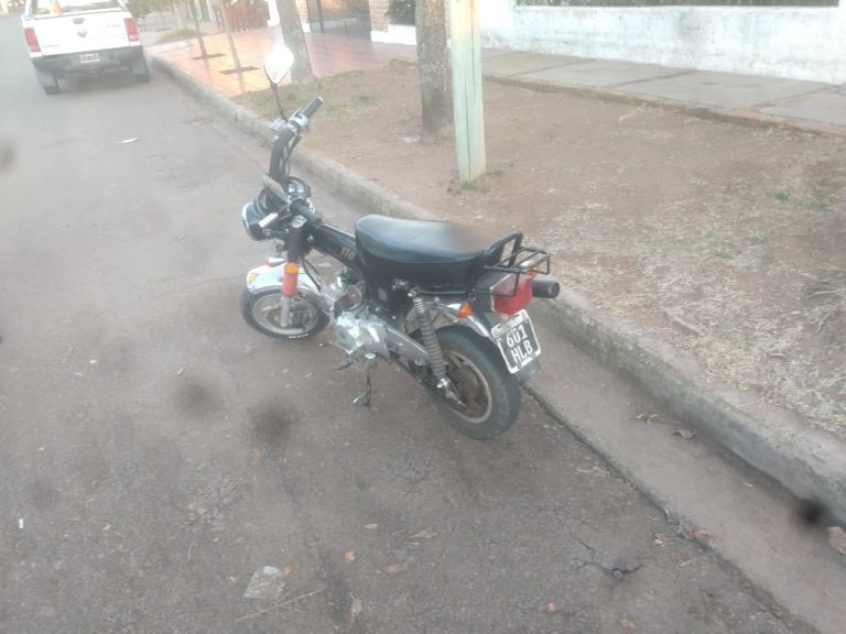 Una mujer cayó de su moto y debió ser trasladada al Hospital