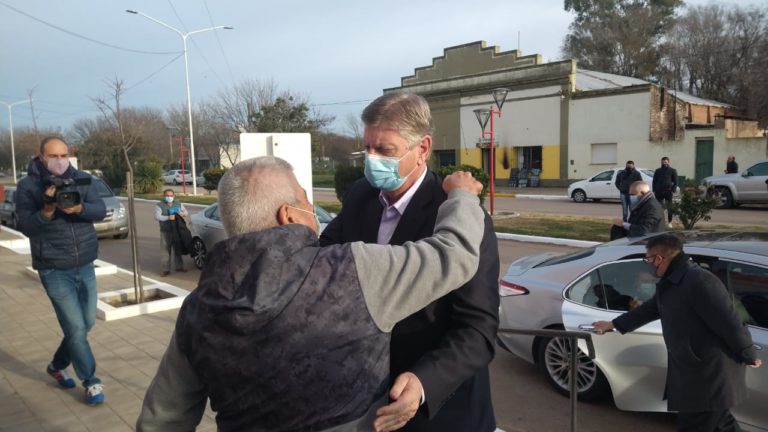 El gobernador Sergio Ziliotto encabezó licitación de asfalto para Speluzzi y anunció en Dorila la ampliación de la escuela
