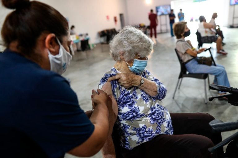 Preocupación por la variante Delta: el Gobierno evalúa un cambio en la estrategia de vacunación y acelerar la aplicación de las segundas dosis en los mayores de 60 años
