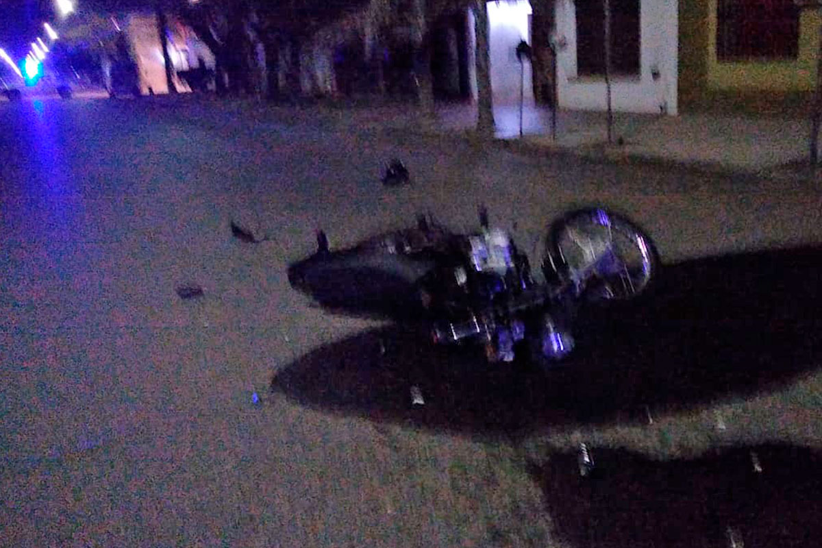 Un motociclista chocó contra la parte trasera de un vehículo y debió ser asistido por el SEM