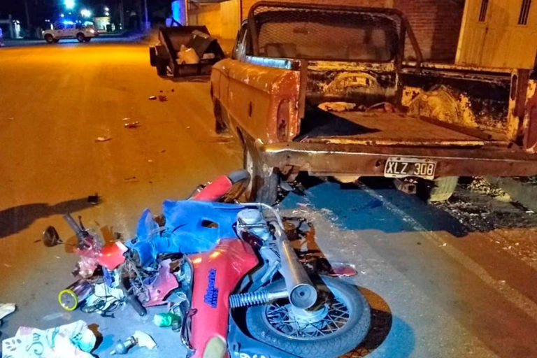 General Pico: Un motociclista chocó contra una camioneta estacionada y fue trasladado al hospital local con una fractura