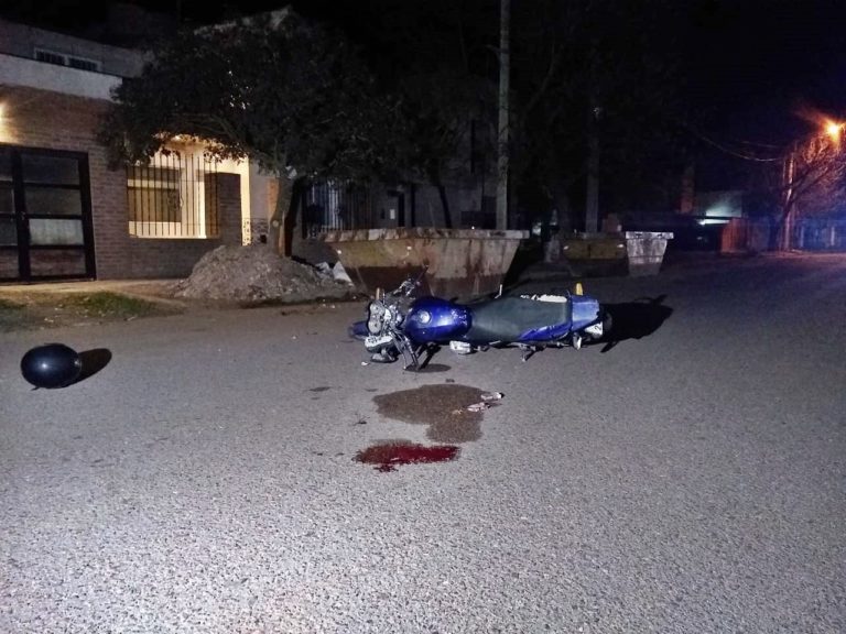 General Pico: un motociclista sufrió gravísimas lesiones al chocar con un contenedor de basura