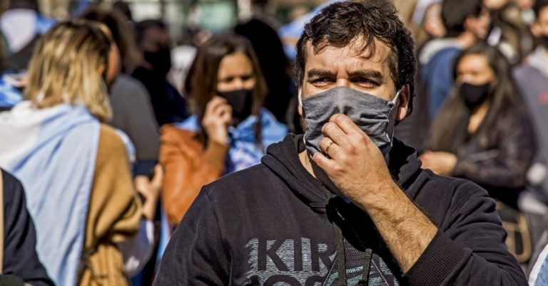 Más de 60 personas deberán pagar 25 mil pesos por circular sin barbijo en Neuquén