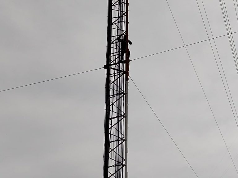 Un hombre amenaza con tirarse de una torre en Santa Rosa porque no le permiten ver a su hija