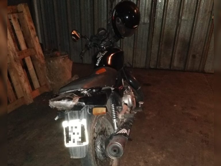 Se le cruzó un perro, lo chocó y terminó cayendo de la moto: Un joven fue asistido y trasladado al Hospital
