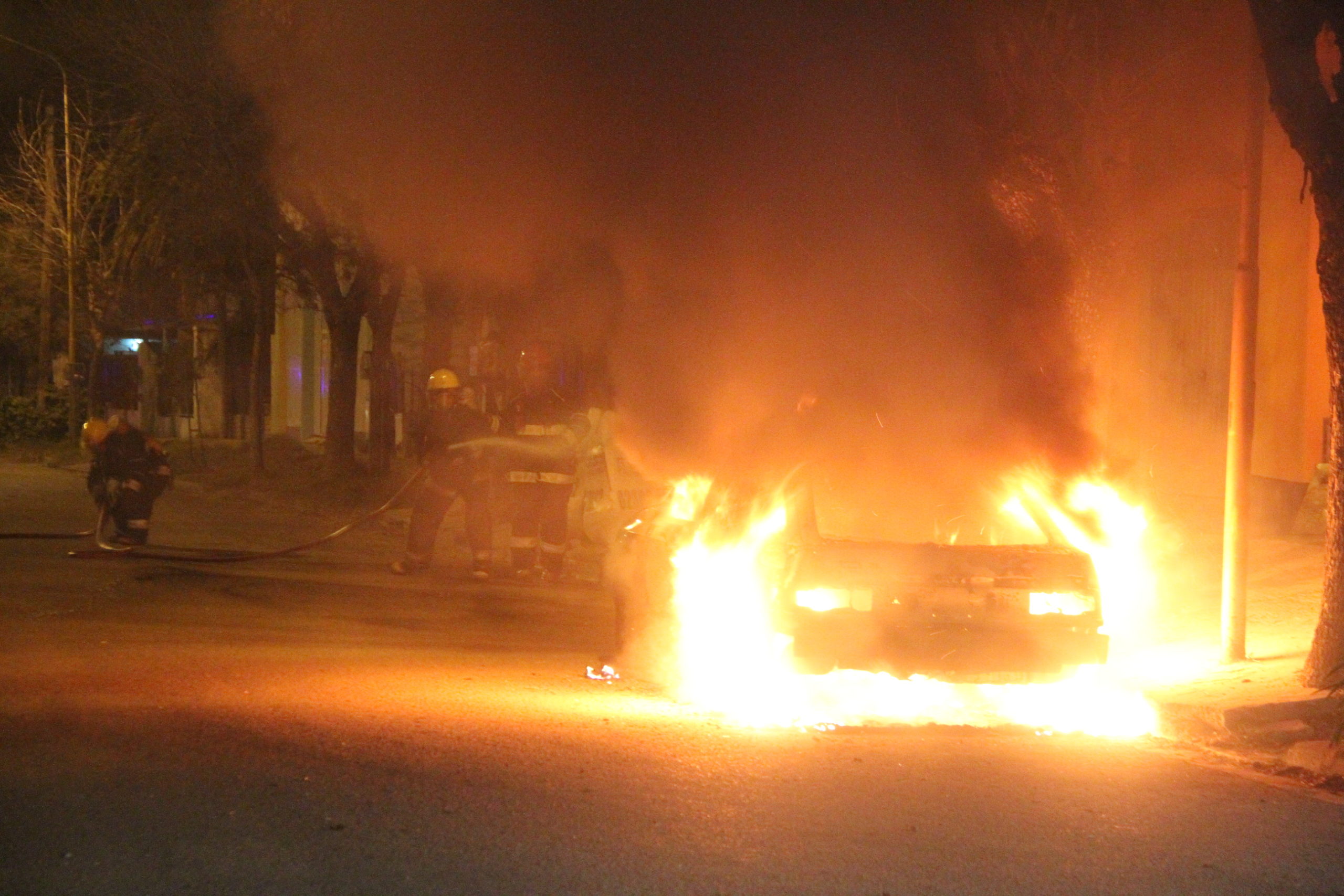 ¿”Quemacoches”? Dos autos se prendieron fuego casi en simultáneo en la madrugada piquense