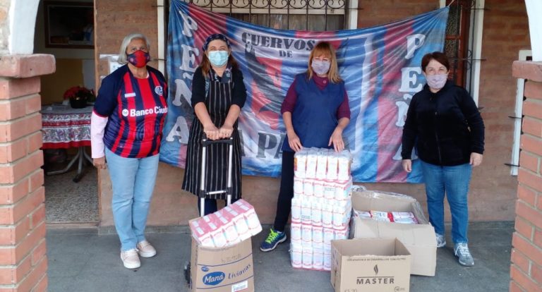 La peña “Cuervos de La Pampa” continúa con sus acciones solidarias: Esta vez donó 150 kilos de harina y útiles escolares a una Fundación
