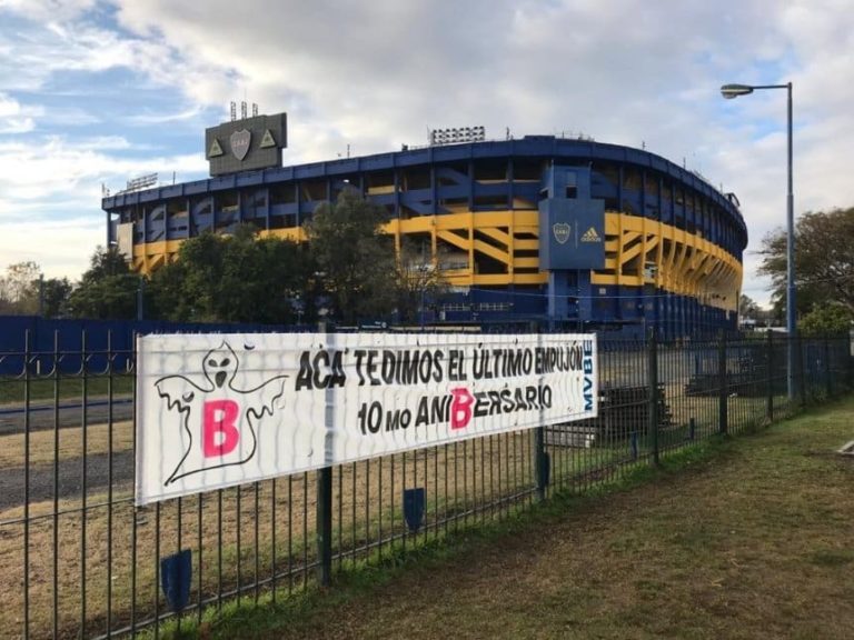 Los hinchas de Boca se juntaron para festejar el descenso de River con ataúdes, bombos y cánticos