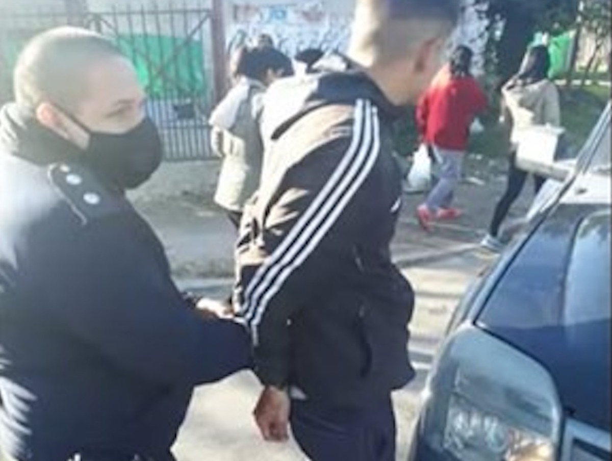 Buenos Aires: el impresionante momento en que dos motochorros chocan contra un colectivo tras un crimen y terminan detenidos