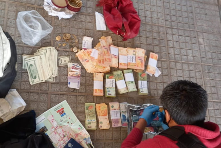 Estafa millonaria en Santa Rosa: La policía logró atrapar a quienes serían los autores con 30 mil dólares, joyas y más de 1.000.000 de pesos