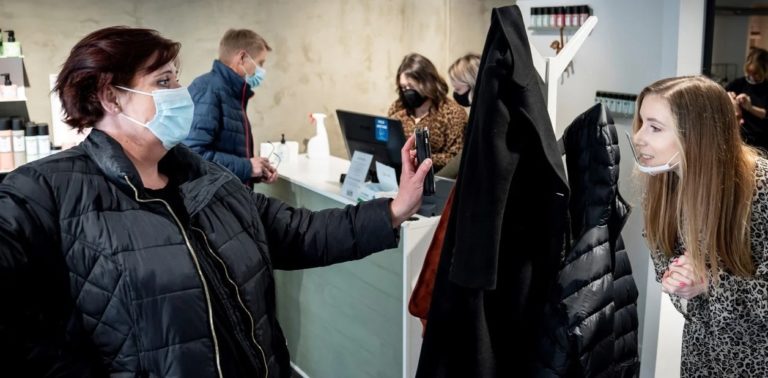 Europa empieza a sacarse los barbijos: en Dinamarca ya no es obligatorio en lugares cerrados