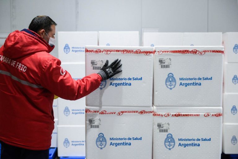 Entre hoy y mañana llegarán 10.950 vacunas a La Pampa: 6.000 dosis de Sinopharm y 4.950 de Sputnik V