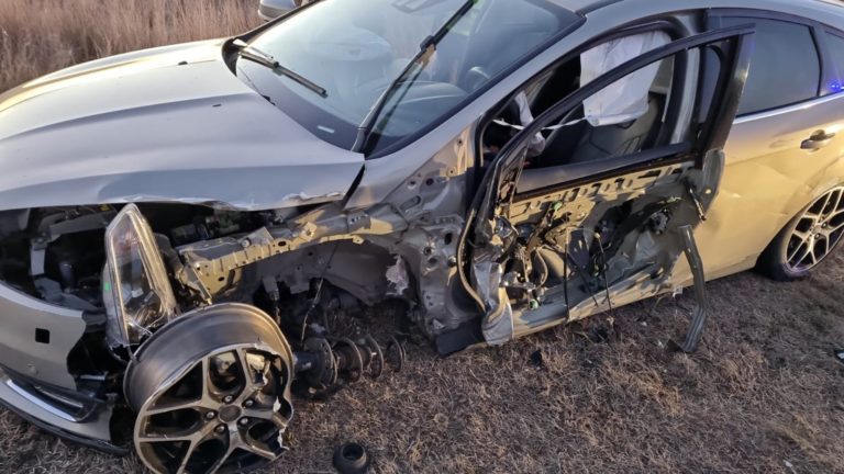 Pudo terminar en una tragedia: Un vehículo impactó contra la rueda trasera de un camión en ruta 101 entre General Pico y Speluzzi