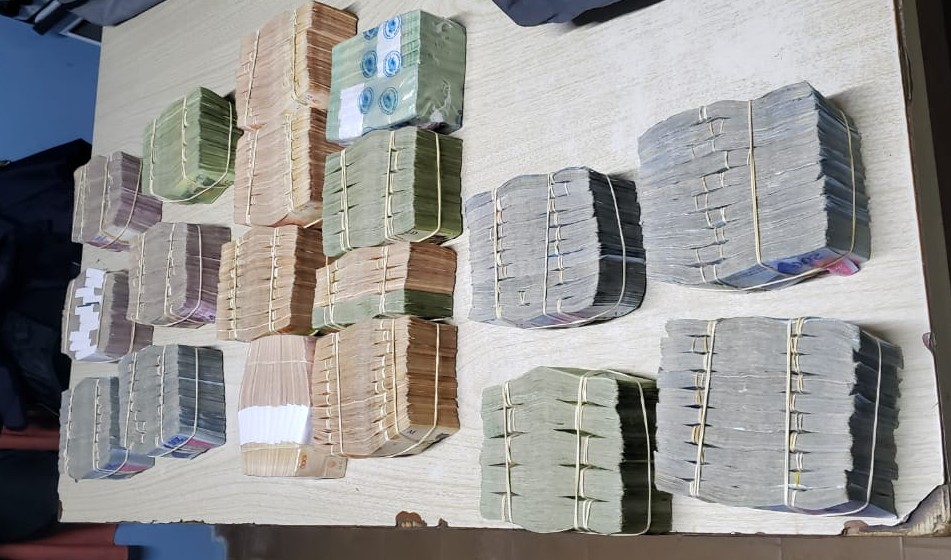 La Pampa: llevaba dos bolsos con más de $8 millones escondidos debajo de bolsas de comida para perros e investigan el origen del dinero
