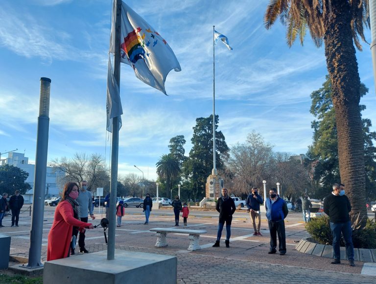 Izaron la bandera del cooperativismo en el Palacio Municipal
