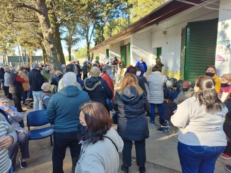 Vacunación COVID-19: Desde el hospital Gobernador Centeno piden que solo asistan a vacunarse aquellas personas que cuenten con turno previo