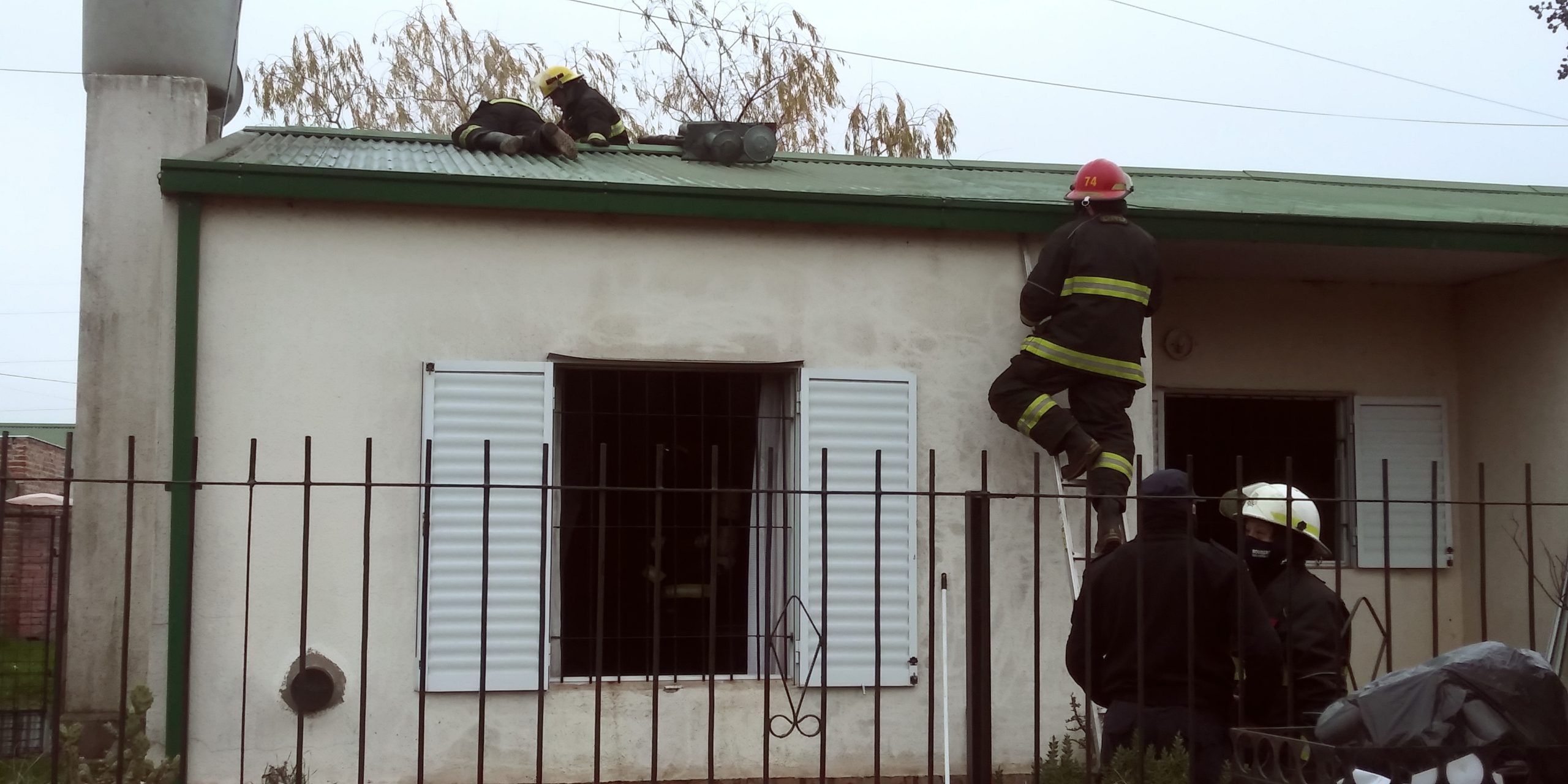 Bomberos controlaron incendio de vivienda en barrio Carlos Berg: “El fuego se originó en la cocina, las pérdidas en el techo fueron totales”