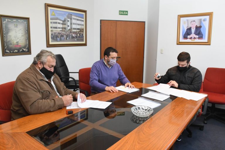Firmaron contratos para el mantenimiento y limpieza de las Rutas 10 y 20, por casi 20 millones de pesos