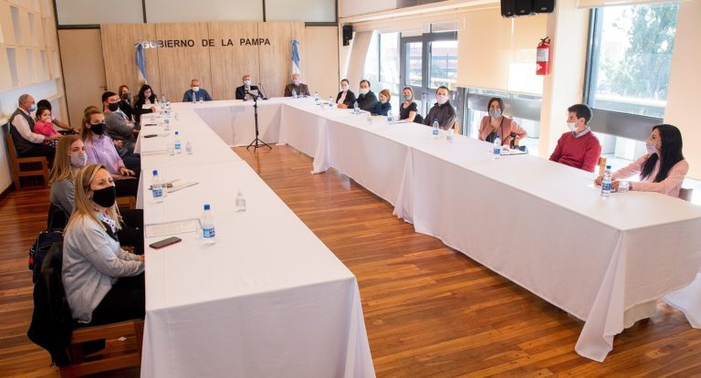 “Casa Propia”: Doce familias pampeanas recibieron este beneficio durante un acto encabezado por el gobernador Sergio Ziliotto