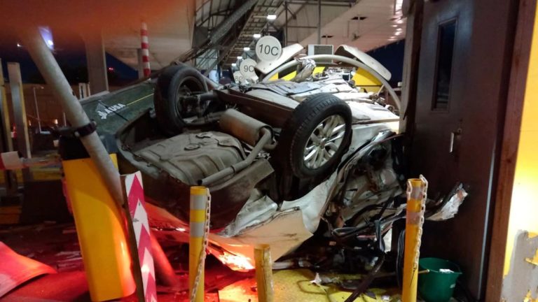 Impresionante choque en la autopista Illia: el conductor de un auto murió tras impactar a toda velocidad contra una cabina de peaje