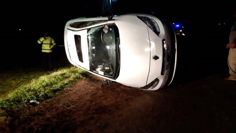 General Pico: Volcó un Renault Fluence y trasladaron a una mujer al hospital