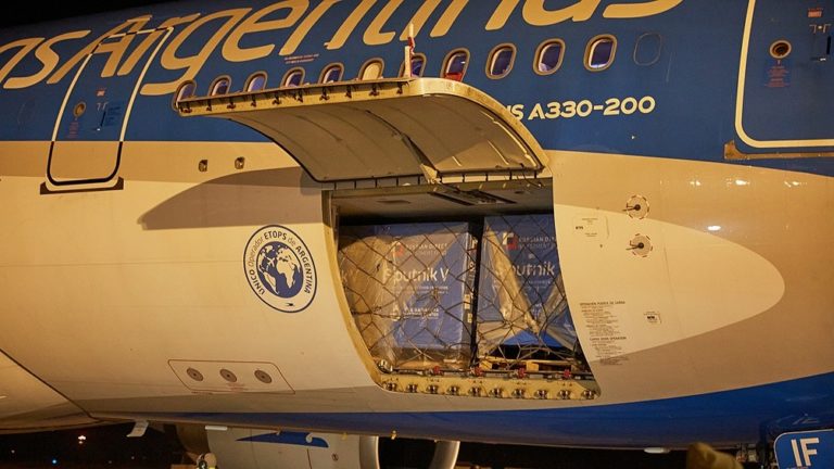 COVID-19: Con la llegada de una partida récord, la Argentina alcanzó casi 27 millones de dosis recibidas